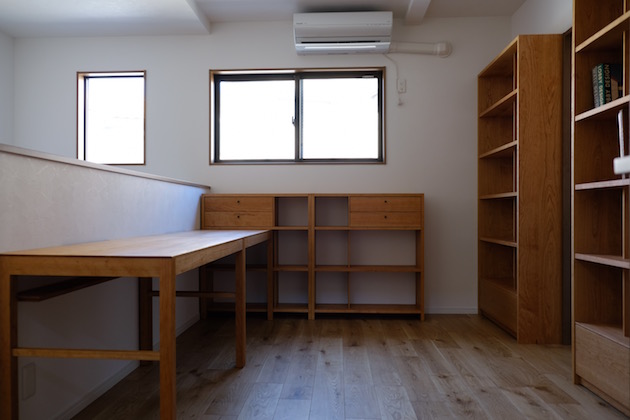 書斎　無垢デスク