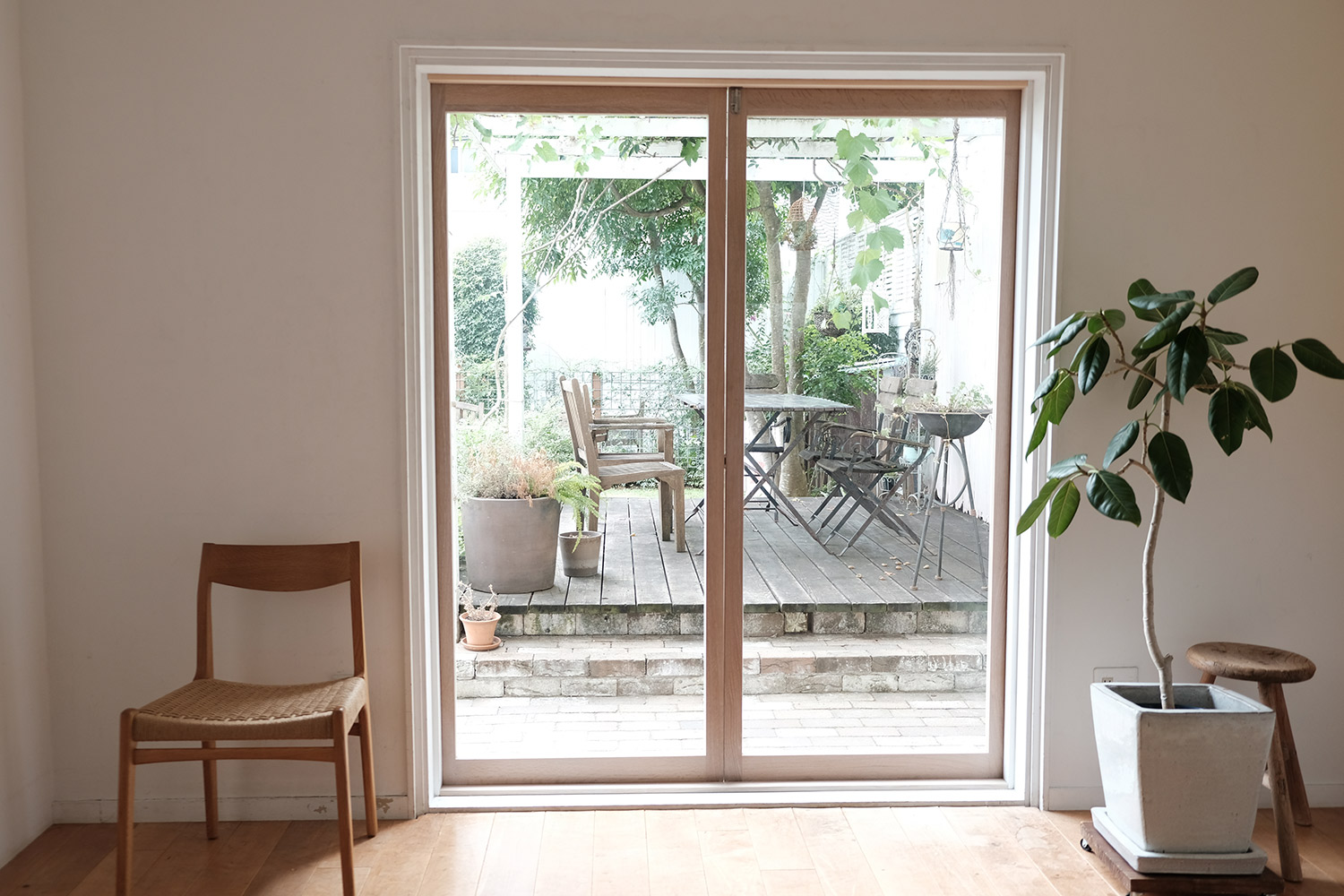 SWING DOOR